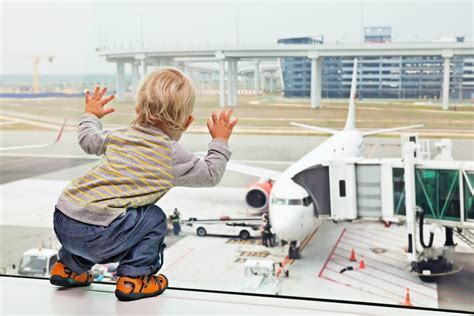 Autorização para menor viajar de avião: veja quando é exigido!